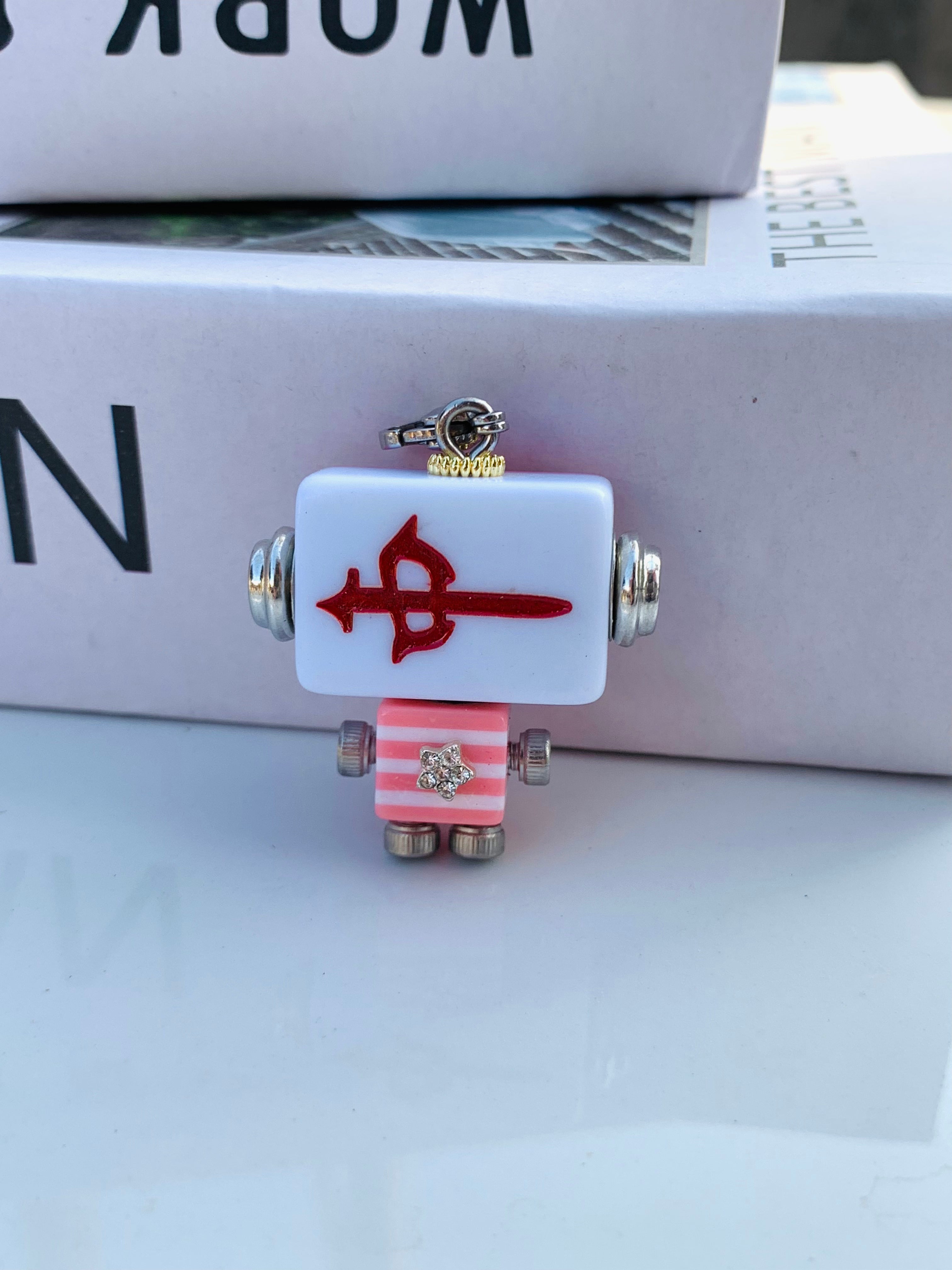 Handmade Retro Robot Pendant – Cute Collectible Robot Keychain for Gifts